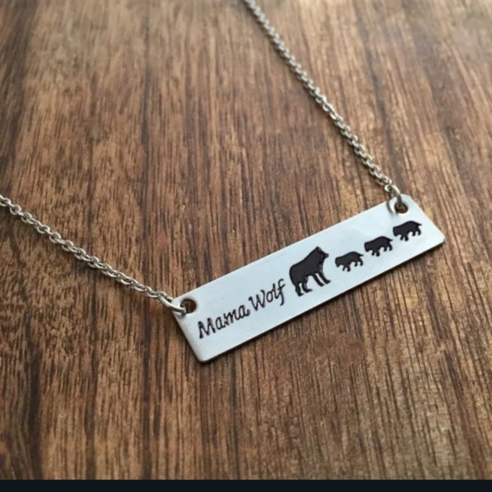 🐺🐺🐺Super Cute MaMa Wolf with 3 Cubs Necklace in SILVER 🐺🐺🐺